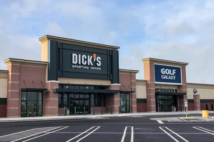 How much does dicks sporting goods pay