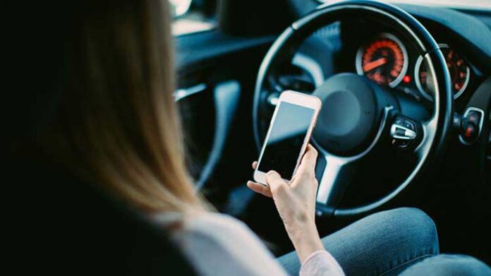 How to Avoid Distractions While Driving